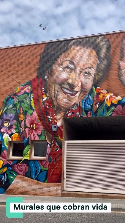 Mural retrato en tonos azules y azucenas