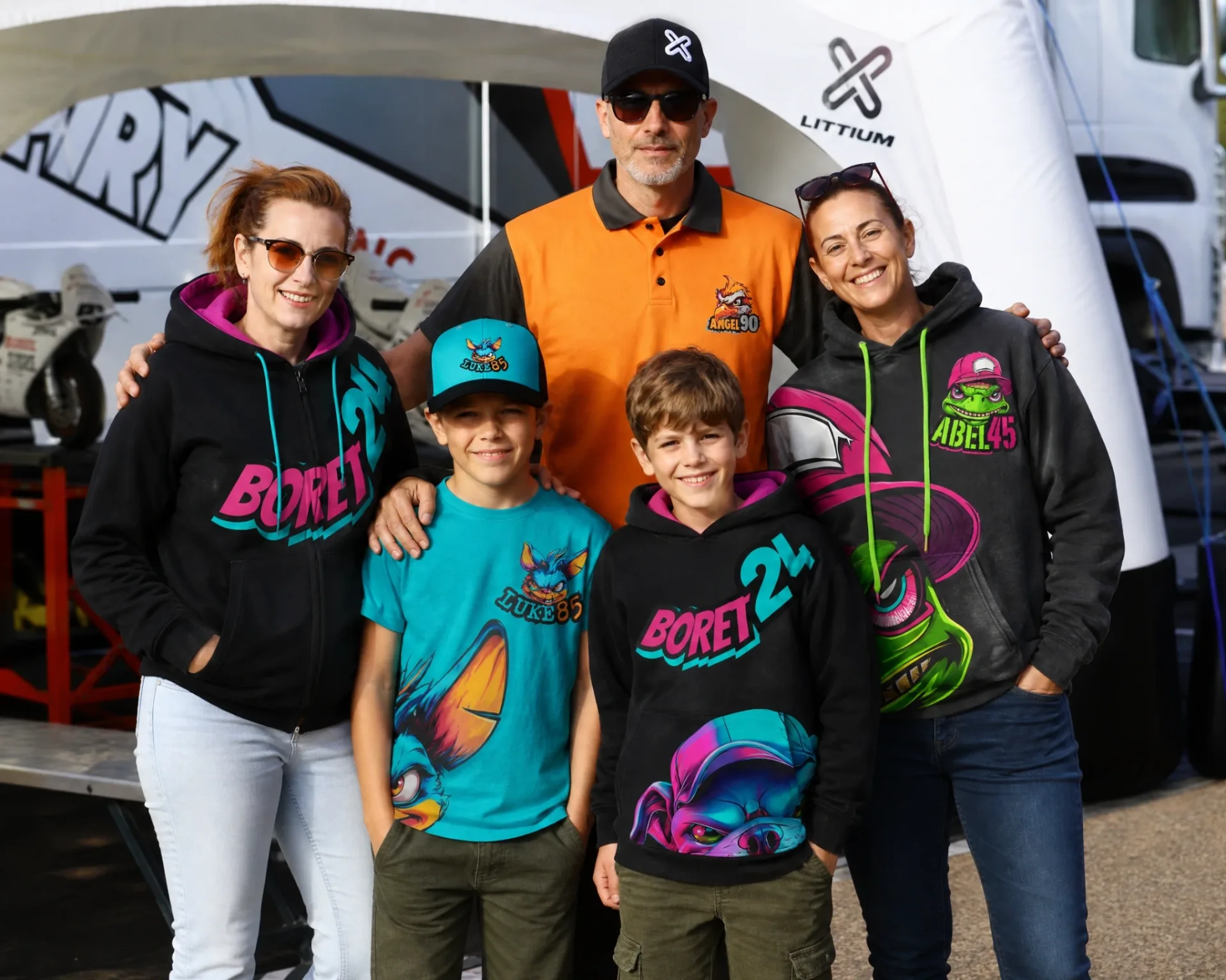 Animación en el paddock y merchandising para los aficionados