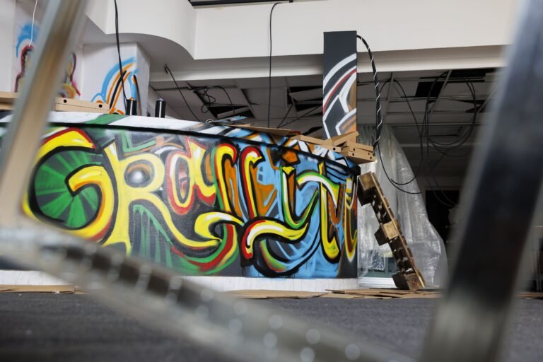 mural de arte interactivo corporativo en una oficina.