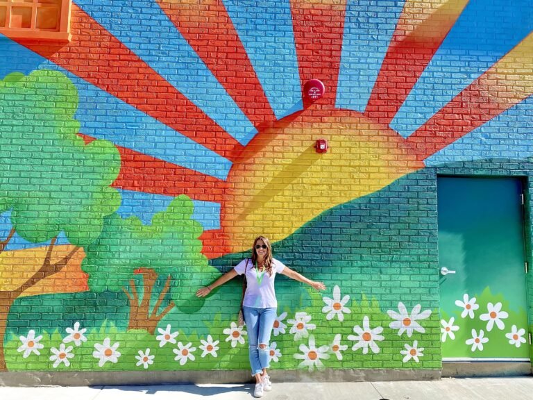 chica interactuando con murales con realidad aumentada